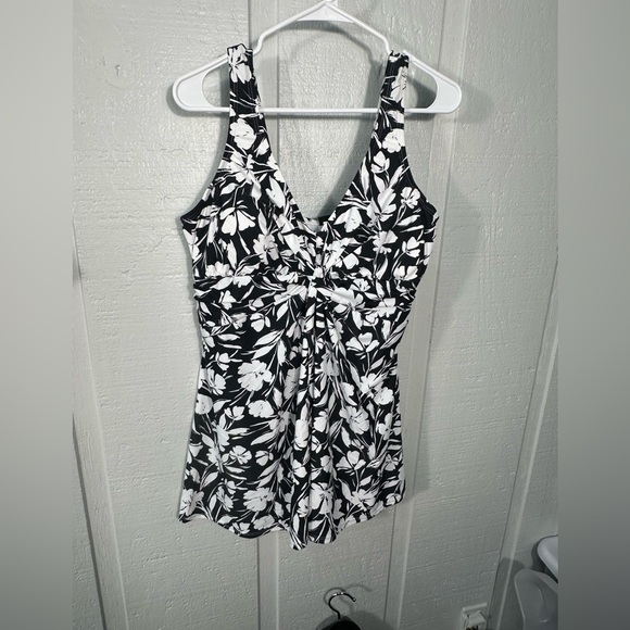 Island Escape Other - LIsland Escape Women’s Black and White Floral Tankini Top Size 18W EUC
